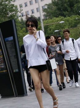 重庆街拍的超短热裤美女腿真美