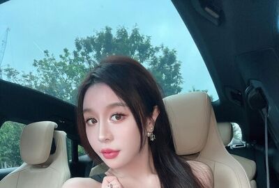 喜歡露半球的美女 Lena 莉娜