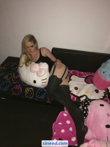 Avril-Lavigne-Naked-19-768x1024.jpg