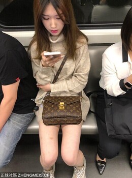 地鐵上的LV包包美少女
