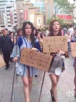 性感女模扮乞丐 抗議上海車展取消車模