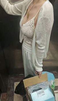 电梯里碰到拿快遞的巨乳人妻,丰乳细腰逆天身材
