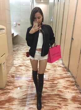 天氣好悶熱只想脫光外衣才舒服！美尻港妹街頭大露完美...