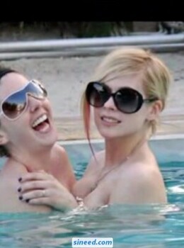 萬眾期待的Avril Lavigne 泳池照