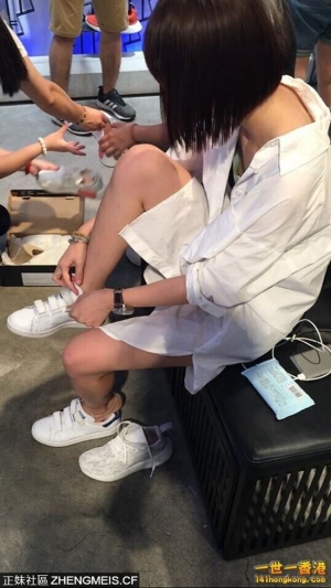 內衣太大了, 露出小葡萄