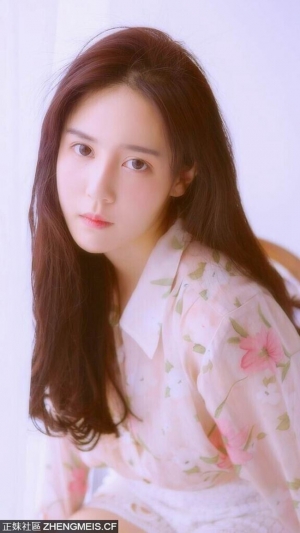 甜美系粉嫩美少女穿花衣与白裙子