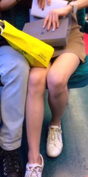美女睡在腳上