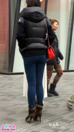 街拍蓝色紧身牛仔裤性感翘臀MM