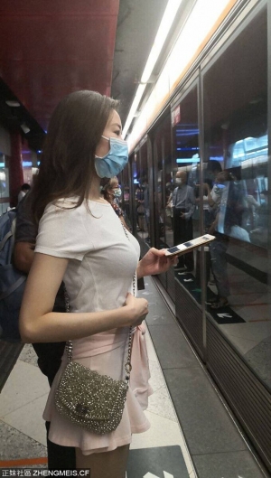 地鐵站遇見短裙美女