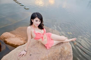 淡淡粉色系的比基尼少女