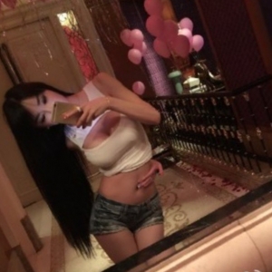 貓女出任務，解開的爆乳「馬甲」