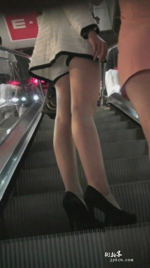 这个白衣女子屁股真翘