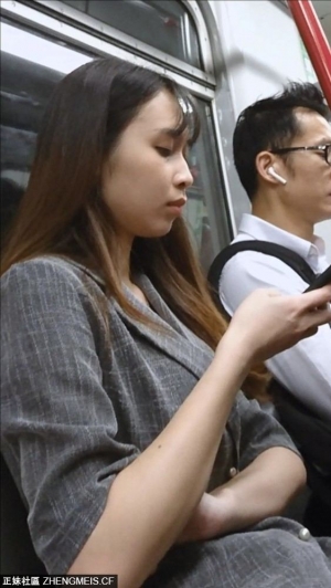 真的好想摸她
