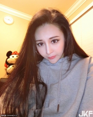 美腿正妹 Dora Wang 小洋裝超短裙露到大腿根部　這視角真是太辣了!! ...