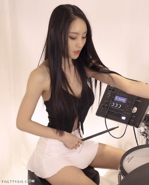 美女长腿鼓手