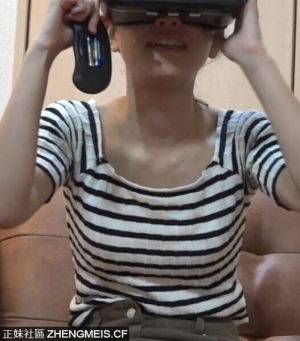 朋友在玩VR