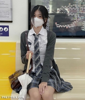 地铁站里的学生妹