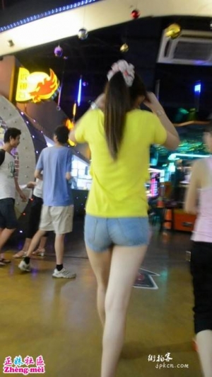 步行街的牛仔短裤美女穿得很性感啊
