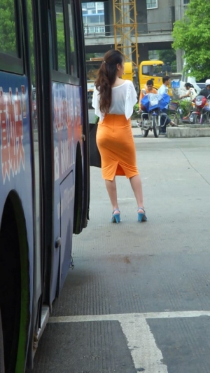 ?>等公車的小媳婦，這大股@起來絕對爽[17P]