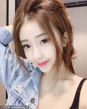 帶奶奶出國放風！正妹海邊曬乳「渾圓大女乃」