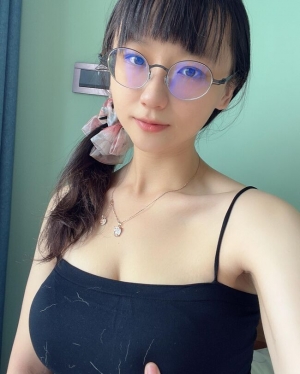 样子清纯的巨乳骚妹Christina