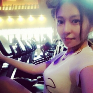 D乳正妹墾丁出遊~Katy Hung~豪乳把衣服撐爆好養眼