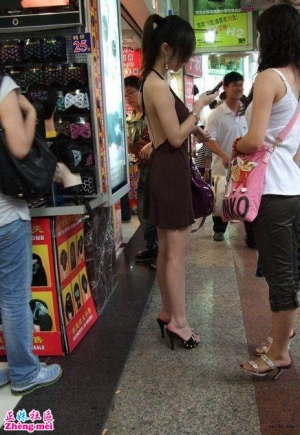 精品+极品 买手机的美女！