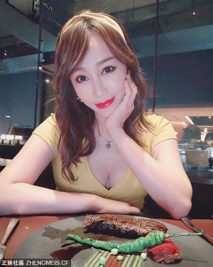 最美空姐吃燒烤 林佩瑤低胸曬「肉照」