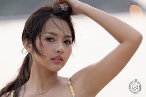 大眼比堅尼美女