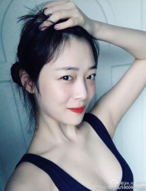 Sulli 谷胸著比堅尼，變幻球上圍勁升