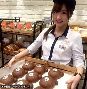 面包店妹妹制服下飘乳香